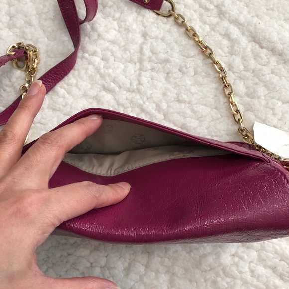 Tory Burch patent leather logo light weight fuchsia crossbody bag - Picture 7 of 8